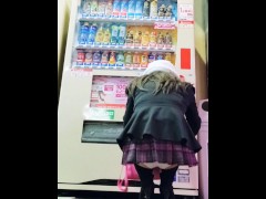 ミニスカで自販機　パンツ丸見え！ - Screenshot 11 of 16 - ミニスカ