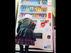 ミニスカで自販機　パンツ丸見え！ - Screenshot 13 of 16 - 自販機ぱんちら
