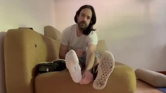 脱掉我发臭的运动鞋，你嗅了嗅我的袜子