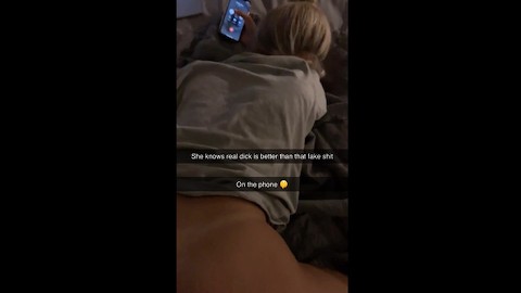 Ontmoette een lesbienne op school en ik neukte haar op Snapchat terwijl ik met haar vriendin praatte