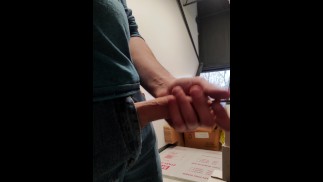 Дразнит мой член в кладовке