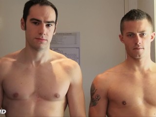 ジムクラブで見つかった異性愛者は、シャワーで裸で撮影することに同意しました。