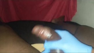 БОЛЬШОЙ ЧЕРНЫЙ ЧЛЕН ПОГЛАЖИВАЕТ С ГРЯЗНЫМИ РАЗГОВОРАМИ!