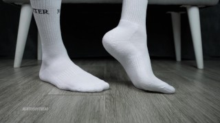 Weiße Master-Socken, große männliche Füße bereit zur Dominanz: Fußfetisch!