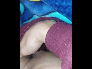 Играю со своей мокрой киской, пока не кончила, в постели