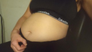 Ich hüpfe mit meinem Bauch