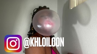 @Khloiloon blaast bubbelgom op en popt ballonnen