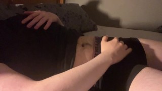 Un garçon à grosse bite se masturbe et jouit à travers ses boxers