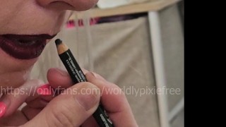 Hot Blonde MILF toont lippenstift en lichaam