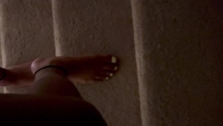 Симпатичные босые ноги поднимаются по лестнице