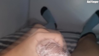 Chica mariquita cumming en bragas de mamá después de robarle las bragas