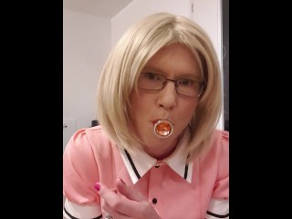 娘娘腔女仆玩肛门塞并舔它
