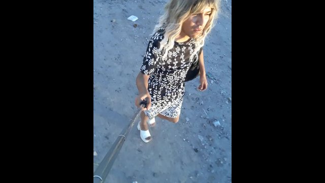 camina vestida de mujer en publico linda trans con vestido y tacones altos plug anal sexy