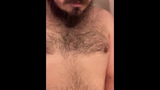 在浴缸里撒尿