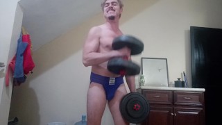 Hombre guapo flexionando músculos en suspensorio