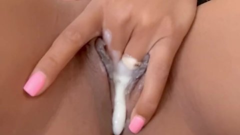 CUM DRIPS FROM MY PUSSY WHILE I ORGASM