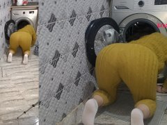 fucked his wife while she is inside the washing machine حويتها في الكوزينة راسها في آلة الغسيل
