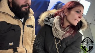 Branlette Rapide Avec Éjaculation Dans La Bouche Entre Les Sièges Du Train