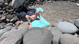 Guy encuentra a una chica desconocida desnuda digitación en la playa pública y semen