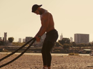 El Hombre De Muscle Juega En La Playa