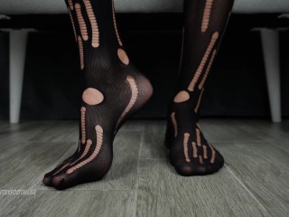 Рваные черные чулки на больших мужских ногах: Фетиш ног!