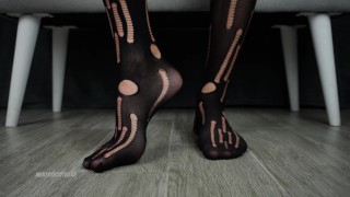 Meias pretas rasgadas em grandes pés masculinos: Fetiche por pés!