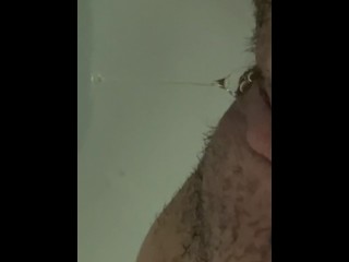 Заставь меня намочить это, наблюдая, как я кончаю на OF