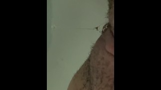 Заставь меня намочить это, наблюдая, как я кончаю на OF