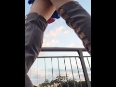 ミニスカでお散歩　スカート短すぎてパンツ丸見え！！ - Screenshot 13 of 16 - パンチラ