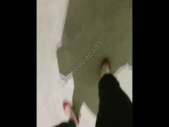[babapapa85]紧身牛仔裤真空中，黄色上衣搭配红色坡跟鞋。 这么丑的异装癖 - Screenshot 5 of 16 - Sissy