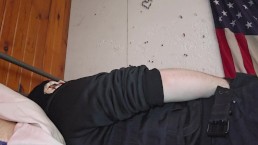 戴着骷髅面具和装备的跨性别男人使用玩具