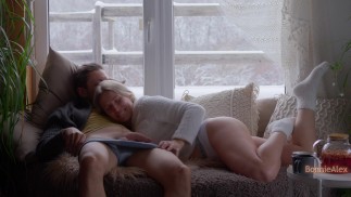 冬天让我们更紧密地联系在一起。亲吻、拥抱和激情的性爱