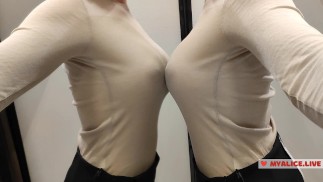 Subukan ang mga haul sweater sa fitting room. Magandang may malaking suso at nagsuot ng damit. Upskirt view habang nagkasya