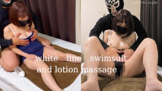 Порадуйте симпатичную замужнюю женщину в купальнике массажем с лосьоном