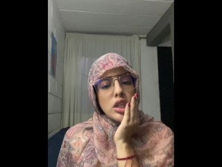 Árabe Em Hijab Abre Sua Bunda Peluda Para Uma Orgia