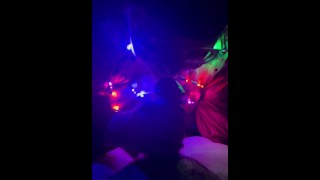 Mulher grávida Chupa pilas nas luzes de Natal