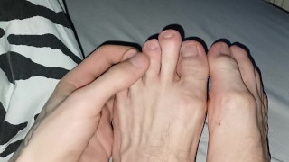 Maigre mignon pieds doigts étirés des ongles mordants