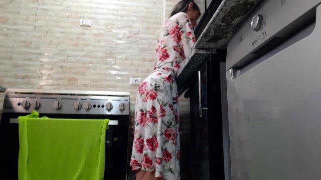 I fucked my stepsister in the kitchen while she was washing the dishes - Lesbian_illusion