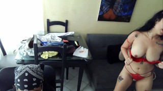 Sexy tätowierte Schülerin verführt ihre Lehrerin vor der Webcam in roten Dessous