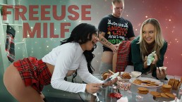 免费使用圣诞节 - 继子和继女在圣诞节随时敲打他们的继母