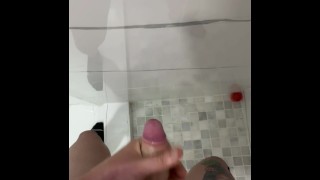 Mi primer video casero amateur jalándome en el baño