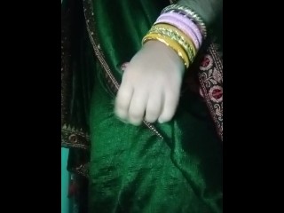 緑のサリー XXX を着てセクシーなインド人女装家