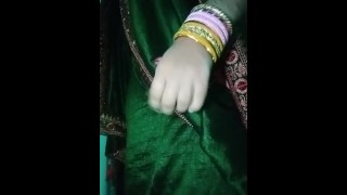 Travestito indiano che indossa il sari verde xxx e si sente sexy