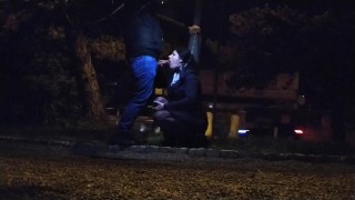 Prostituta lida com um pau grande e gordo no parque público, acorrentada