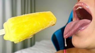 ASMRの口の音、素晴らしいアイスクリームを舐め、口からよだれを垂らす