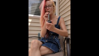 穿着我的牛仔连衣裙抽烟