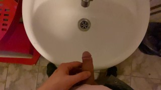Gamberro en el baño de una oficina pública)) orinando en el lavabo POV