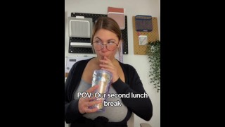 Grote Titty secretaresse wordt stout tijdens lunchpauze