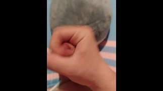 Юная фембой снова кончает на акулу