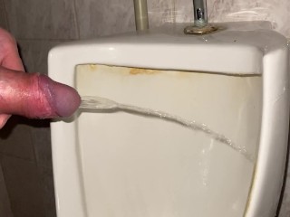 公衆トイレでの素早い放尿をクローズアップ